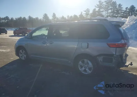 2015 Toyota Sienna Le z USA, uszkodzony, nr VIN 5TDKK3DC9FS626631